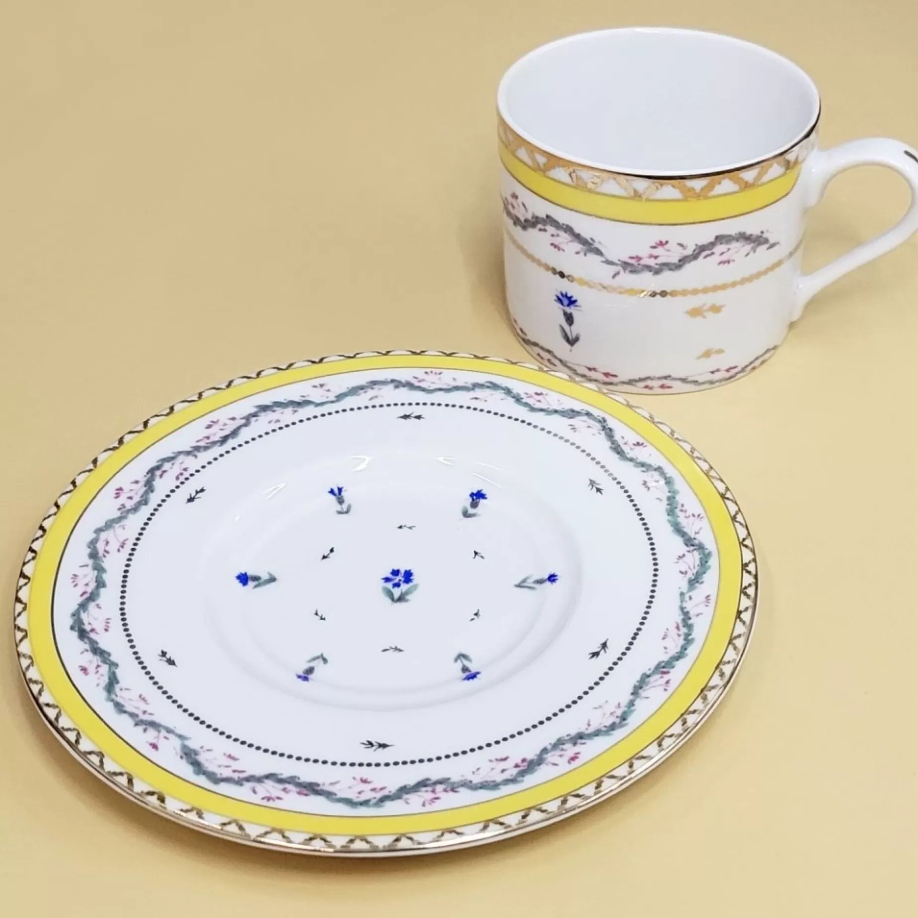 Mount Vernon Ribbons & Cornflower Porcelain Collection<* Outlet