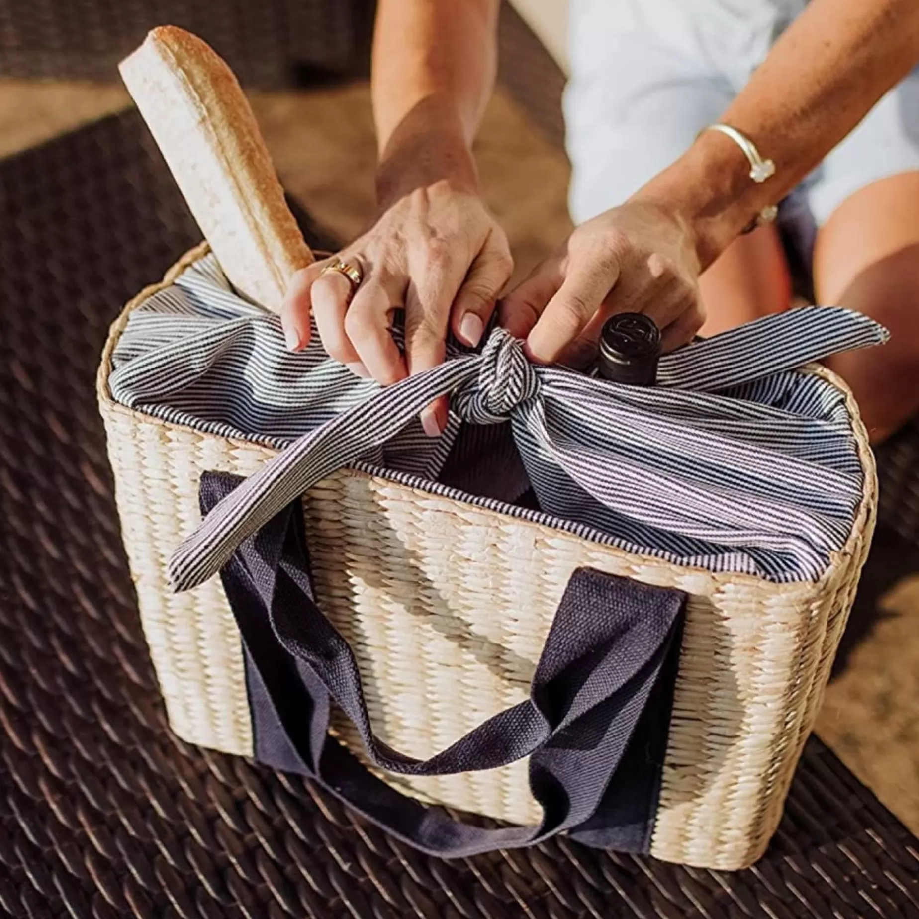 Seagrass Picnic Basket - Parisian Blue<Picnic Time Inc. Flash Sale